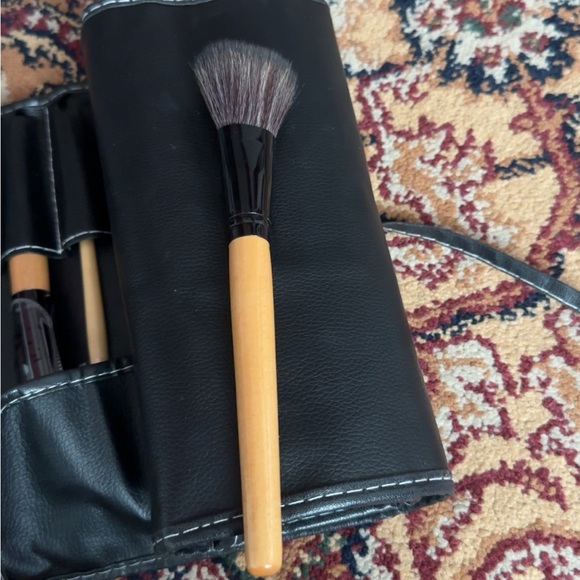 Makeup brush set with carry case - Picture 9 of 9